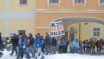 NERUŠTE NÁM GYMNÁZIUM! Demonstrace hořických studentů v Hradci Králové