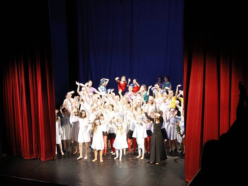 Tematicky sladěné vystoupení žáků tanečního a literárně-dramatického oboru ZUŠ Jičín v Masarykově divadle.