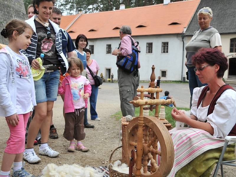 Ukázky řemesel na hradu Kost.