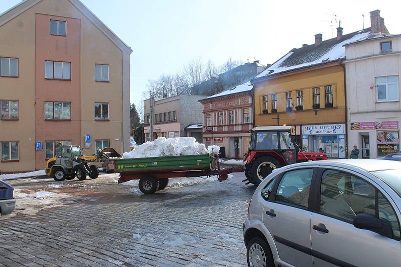 Z centra Nové Paky mizí sníh