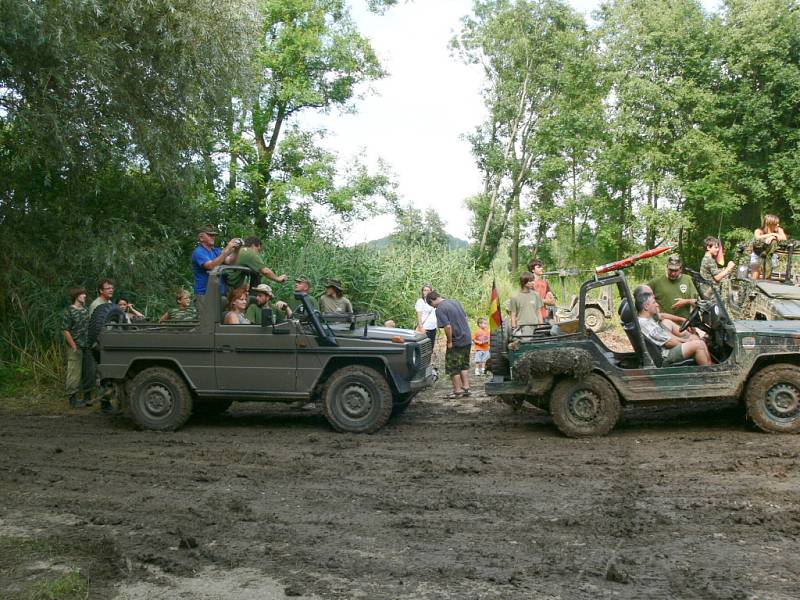 Sraz armádních vozidel pod Zebínem.