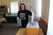 Kostelec na Jičínsku má 38 obyvatel a 31 voličů. Jako první odvolila v rámci eurovoleb osmnáctiletá Helena Velartová..