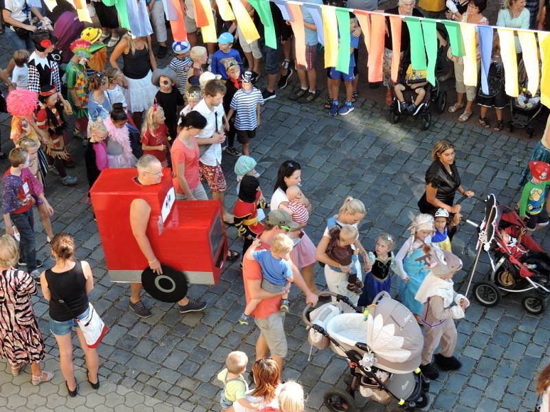 Pohádkový průvod zahájil festival.