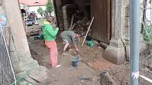 V areálu Valdštejnské lodžie byl prováděn archeologický průzkum.