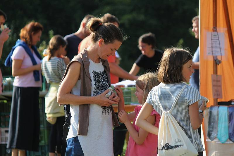 Manželé Drahoňovští sezvali na svůj statek v Cidlině regionální řemeslníky, prodejce, hudebníky a přátele, aby společně oslavili svátek svatého Václava a zprovoznění moštárny.