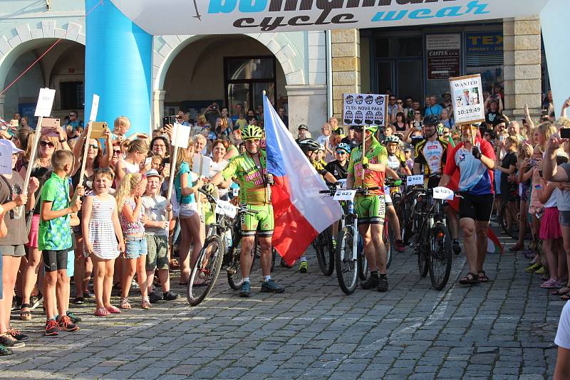 Daniela Polmana, který dokončil extrémní cyklistický závod napříč Amerikou, vítala Nová Paka. Amatérský cyklista se davu poklonil a poděkoval za přízeň fanoušků, která ho hnala do cíle nejtěžšího a nejdelšího závodu světa.