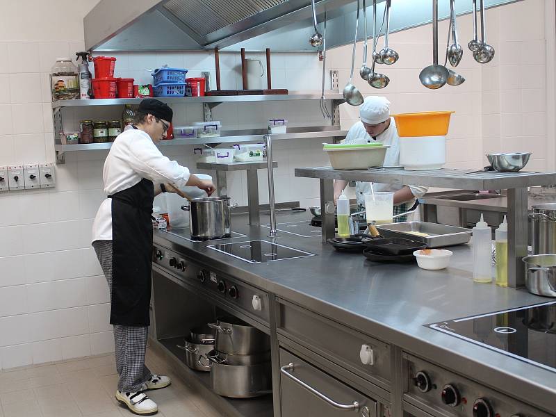 Cvičná kuchyně novopacké gastronomické školy se řadí k nejmodernějším v Královéhradeckém kraji.