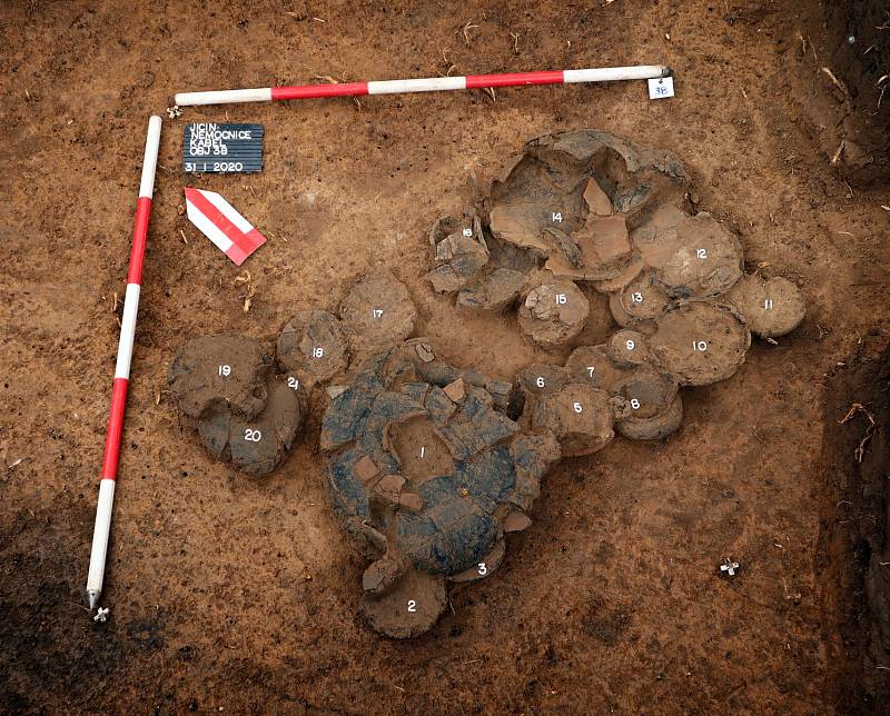 V areálu jičínské nemocnice od listopadu roste nová vrátnice, kde by už na podzim měla lidem sloužit také lékárna. V místě stavby odkryli archeologové několik žárových hrobů.