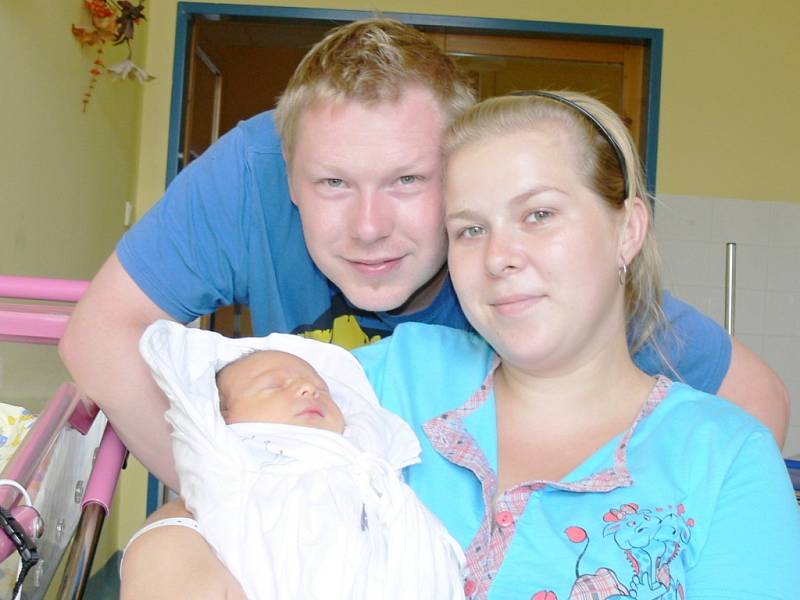 ŠIMON NÝDRLE se narodil 7. července s váhou 3,4 kg a mírou 49 cm rodičům Kateřině Vohnoutové a Lukáši Nýdrlemu. Trojlístek bydlí v Bystřici. 