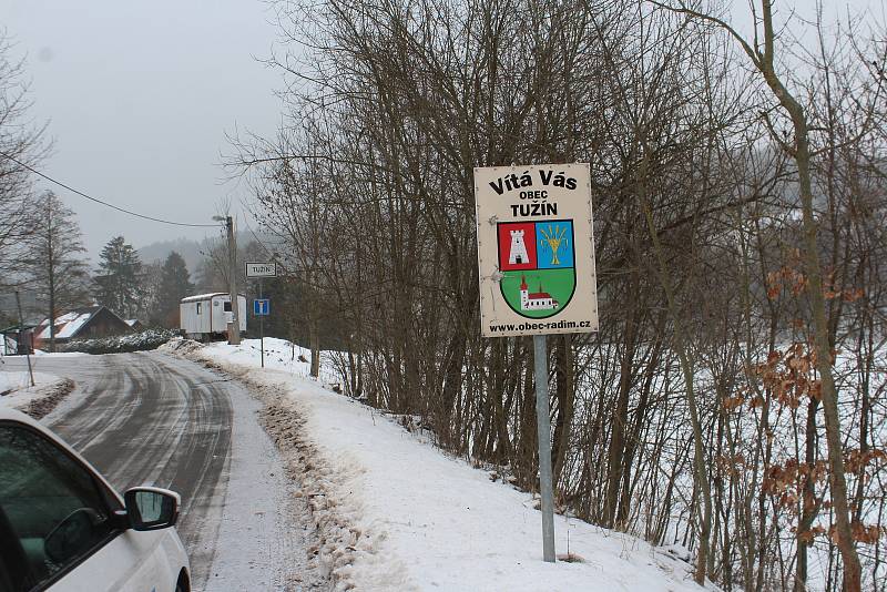 Deník se vydal na návštěvu do obce Radim, kde právě zařizují novou sportovní halu, přestavují kampeličku na byty. Obec spravuje místní hospodu, základní a mateřskou školu, unikátní knihovnu i bytový dům.