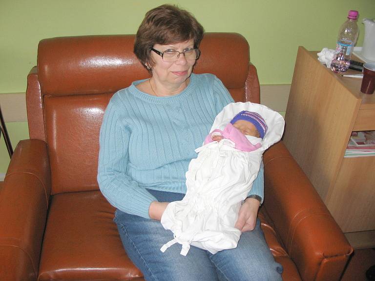 KATEŘINA HÁJKOVÁ vykoukla na svět 21. února s porodní váhou 2,77 kg a mírou 48 cm. S rodiči Pavlínou a Janem Hájkovými odjela domů do Sobotky, kde na ni už čekala tříletá Pavlínka.   