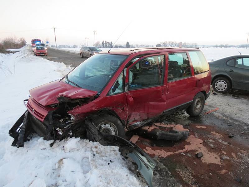 Střet dvou automobilů u Bílska.