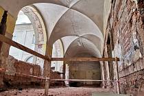 Novopacký klášter prochází rekonstrukcí, do bývalé nemocnice se díky ní vrátí opět život. Stavba postupně odhaluje skrytá tajemství, zazděná schodiště a chodby.