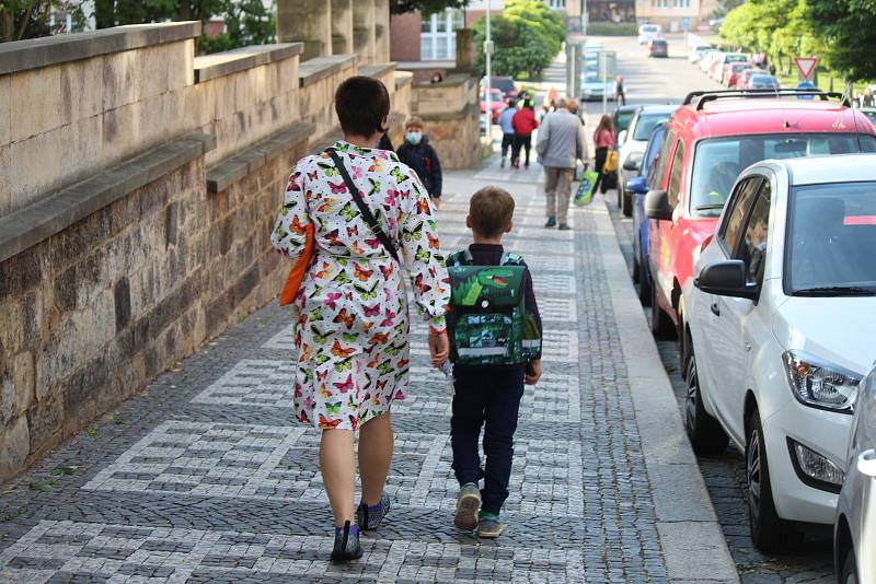 Prváci vyrazili na adaptační kurz, prvňáčkům popřáli zástupci vedení města.