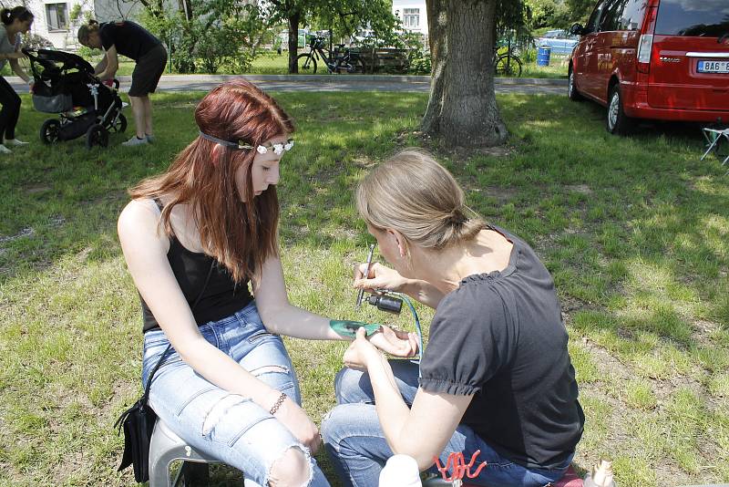 Tradiční otevření lázeňské sezóny se vydařilo. Sobotní den si v areálu minigolfu užily stovky lidí.