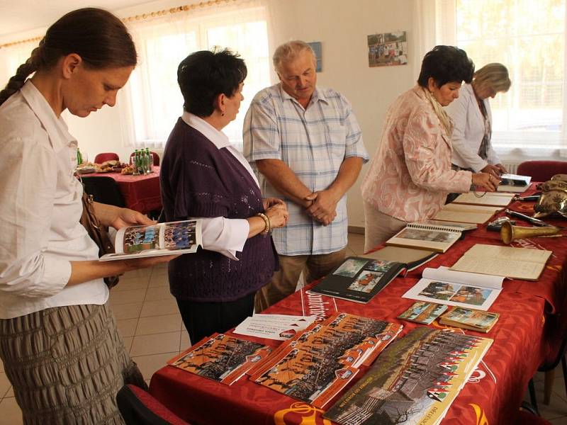 ALEŠ DUFEK, který řídí místní sbor dobrovolných hasičů, představuje členkám komise historické skvosty. 