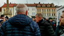 VIDEO: Odpůrci Babiše se v Hořicích střetli s jeho příznivci. Přinesli i vajíčka