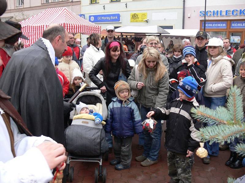 Hodnocení vánočních ozdob vévodou Valdštejnem.