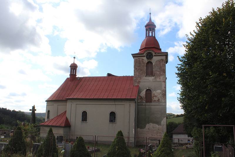 Páteční bouřka utrhla část střechy kostela v Úbislavicích, popadané stromy přerušily dodávku energie. Energetici stále odstraňují závady, takže spousta  domácností je bez elektrického proudu i bez mobilních dat.