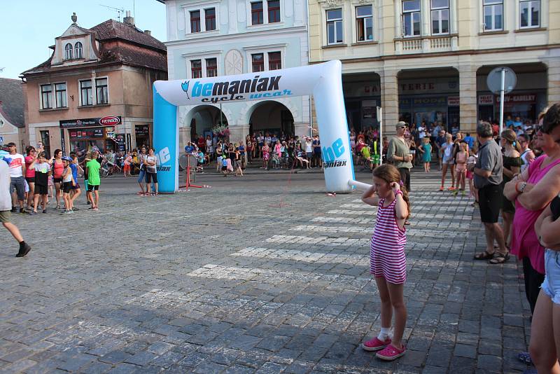 Daniela Polmana, který dokončil extrémní cyklistický závod napříč Amerikou, vítala Nová Paka. Amatérský cyklista se davu poklonil a poděkoval za přízeň fanoušků, která ho hnala do cíle nejtěžšího a nejdelšího závodu světa.