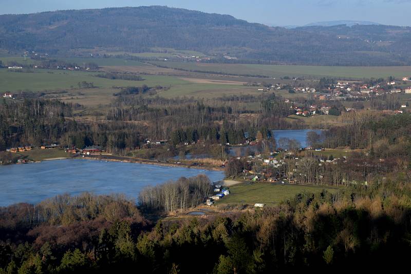 Návštěvníci vyrazili do Prachovských skal, využili poslední možnosti víkendového výletu do přírody před pondělním omezením pohybu. Všechna parkoviště byla zaplněna, návštěvníci skal se k sobě ale chovali ohleduplně.