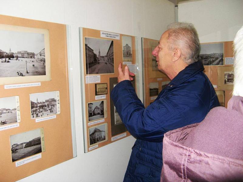 Z výstavy starých fotografií v jičínském muzeu.