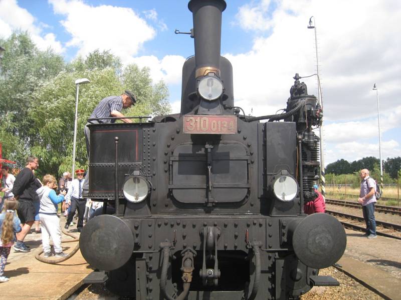 Cesta historické parní lokomotivy na trati k Hradci Králové.