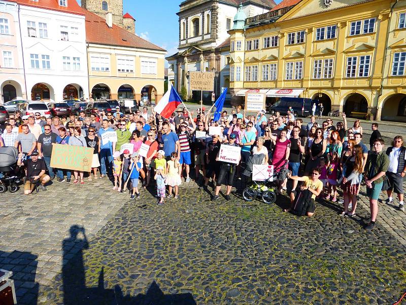 Úterní protestní akce na Valdštejnově náměstí.