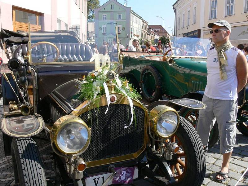 Historické dopravní prostředky v centru Jičína.