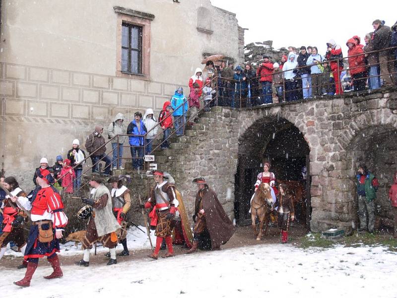 Z otevření hradu Pecka na sezonu 2008.