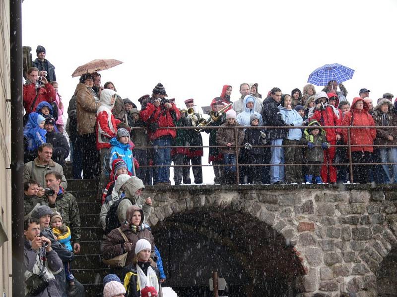 Z otevření hradu Pecka na sezonu 2008.