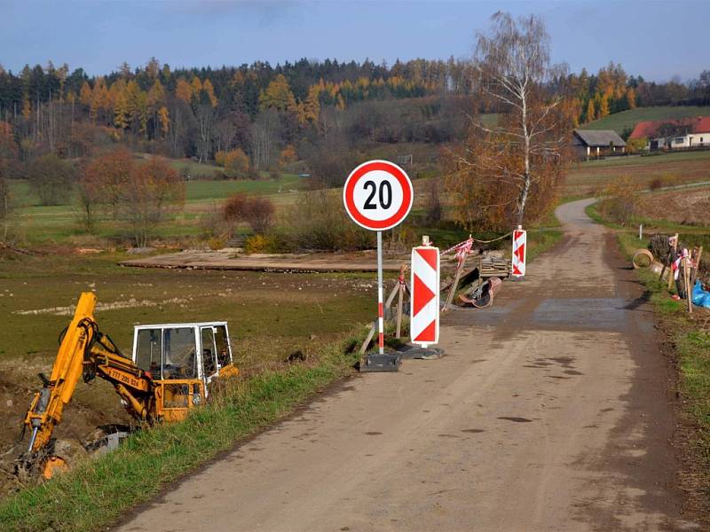 Práce na vypuštěném rybníku Bonda v Radimi.