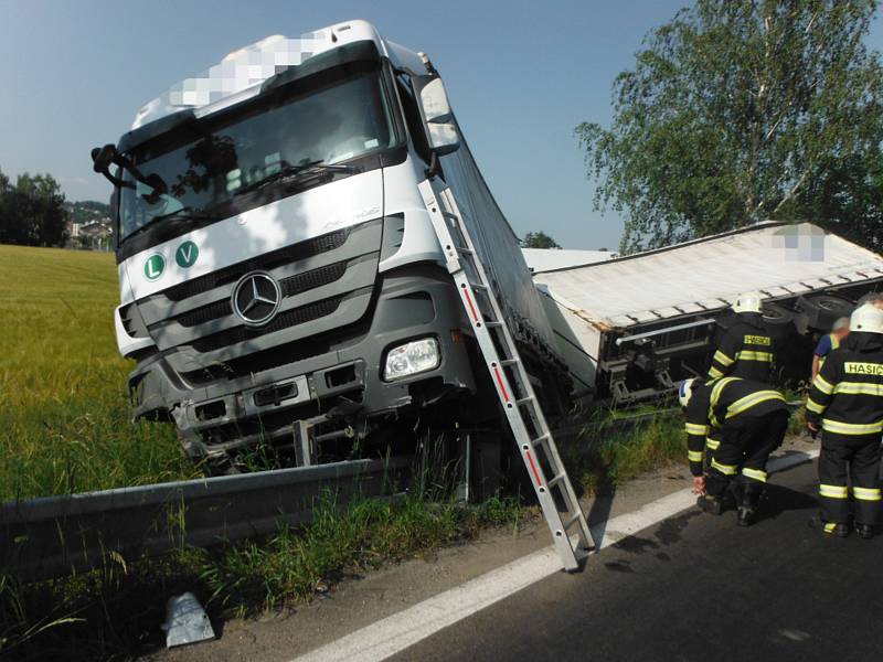 Dopravní nehoda nákladního automobilu uzavřela na několik hodin silnici u Hořic.