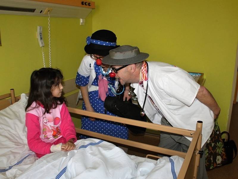 Zdravotní klauni v jičínské nemocnici.