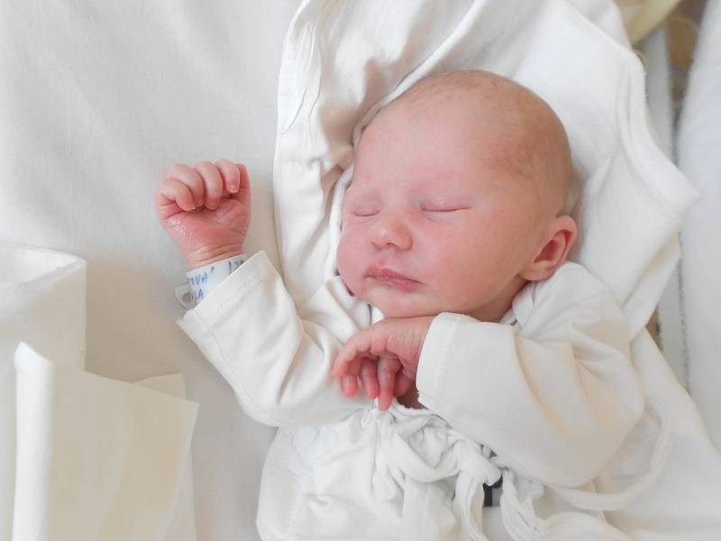 ISABELLA PODSTATOVÁ se narodila 20. května v 17.49 hodin. Měřila 48 cm a vážila 2850 g. Nejvíce potěšila své rodiče Naďu a Jiřího Podstatovy z Bačetína. Doma se těší sestřička Nikol Alexandra. Tatínek to u porodu zvládl skvěle.