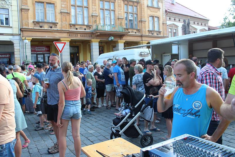 Daniela Polmana, který dokončil extrémní cyklistický závod napříč Amerikou, vítala Nová Paka. Amatérský cyklista se davu poklonil a poděkoval za přízeň fanoušků, která ho hnala do cíle nejtěžšího a nejdelšího závodu světa.