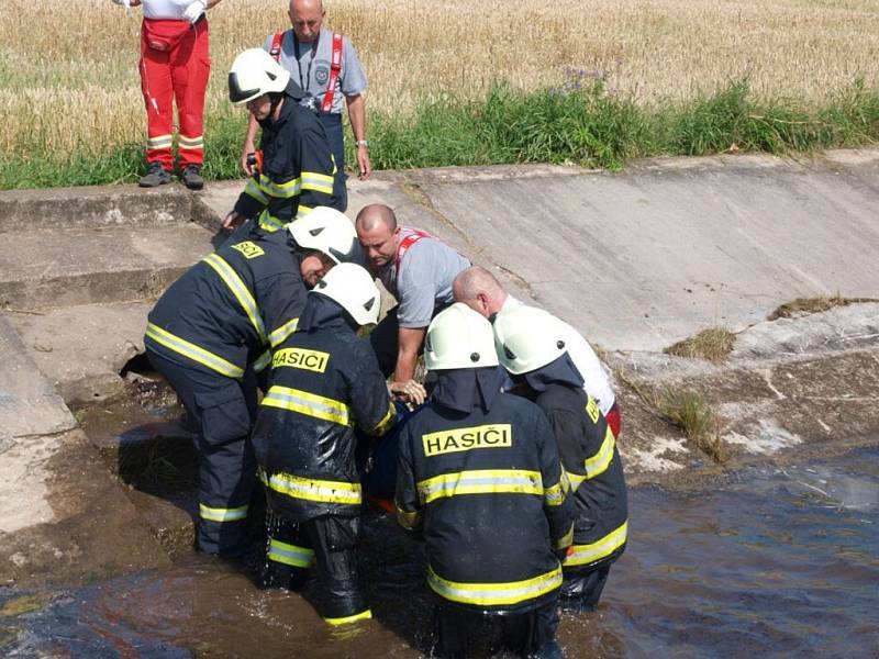 Práškovací letadlo se zřítilo do požární nádrže, hasiči vyprošťovali pilota z kabiny stroje.   