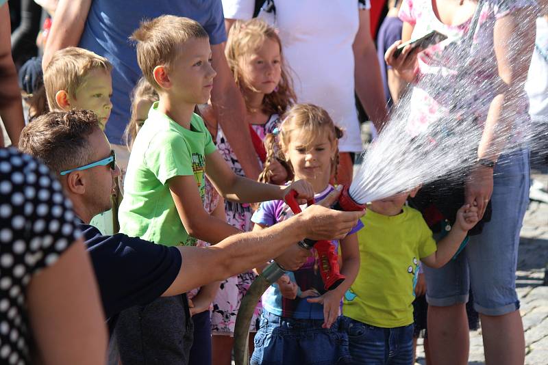 Holky a kluci se na návštěvu připravily, přinesli si hasičská trička, kšiltovky i hračky. "Všechno musí mít hasičské," smála se jedna s maminek.