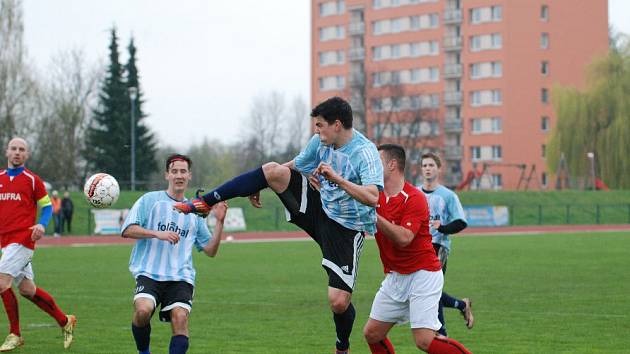 FOTBALISTÉ Jičína si připsali cenné tři body v duelu s Provodovem. Na snímku v akrobatické pozici Tomáš Haken, střelec první branky Jičína v utkání. 