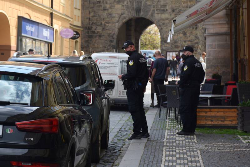 Problémy s nedostatkem parkovacích míst řešili v pátek strážníci. Zatím jen napomínali.