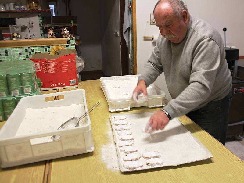 Ladislav Kodejška je pokračovatelem tradice výroby lomnických sucharů, o jejich expozici v lomnickém muzeu se zasloužil Vojtěch Drahoňovský.