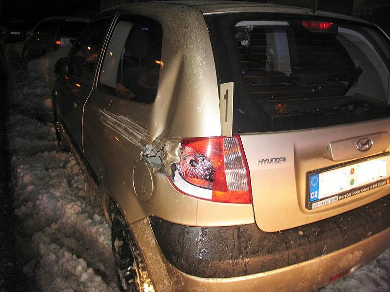 Poškozený automobil v jičínské ulici Sv. Čecha.