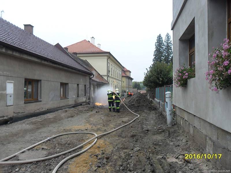 Zásah kopidlenských hasičů při požáru plynu v Hilmarově ulici.