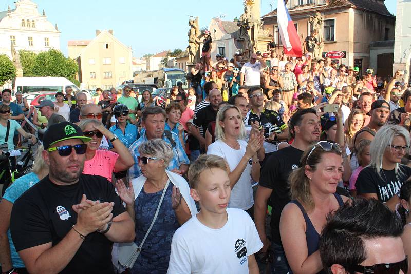 Daniela Polmana, který dokončil extrémní cyklistický závod napříč Amerikou, vítala Nová Paka. Amatérský cyklista se davu poklonil a poděkoval za přízeň fanoušků, která ho hnala do cíle nejtěžšího a nejdelšího závodu světa.