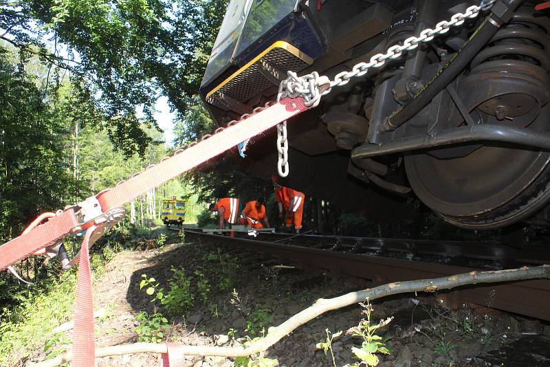 Na trati mezi Novou Pakou a Lázněmi Bělohrad vykolejil osobní vlak, který vezl šest cestujících. Nikomu se nic nestalo. Vlaky nahradila autobusová doprava. Odhadnutá škoda je 320 tisíc korun.