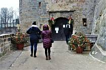 Výlet na hrad si letos o vánočních prázdninách dělají desítky lidí denně.