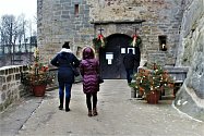 Výlet na hrad si letos o vánočních prázdninách dělají desítky lidí denně.