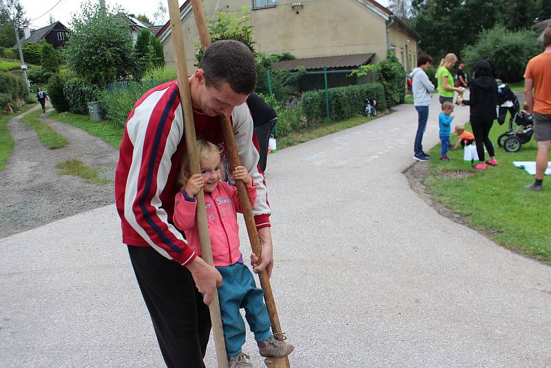 Valdovští připravili pro děti na hřišti na návsi  pestrý program, protkaný soutěžemi jako hledání pokladu v pšenici, skákání přes překážky, lovení rybiček. Za své snažení si prckové převzali medaile i spoustu cen.