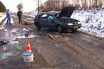 K nehodě se smrtelným zraněním došlo mezi obcemi Cholenice a Vršce na Jičínsku. Renault dostal smyk a převrátil se na střechu, na místě zemřel třiatřicetiletý spolujezdec. Stejně stará řidička a dvanáctiletý chlapec byli lehce zraněni.