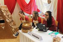 Tradiční trhy Střední školy služeb a gastronomie nabídly nejen tradiční pochutiny, ale také ukázky prací studentů.